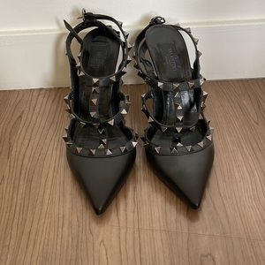 ROCKSTUD ANKLE STRAP PUMP WITH STUDS 100 MM